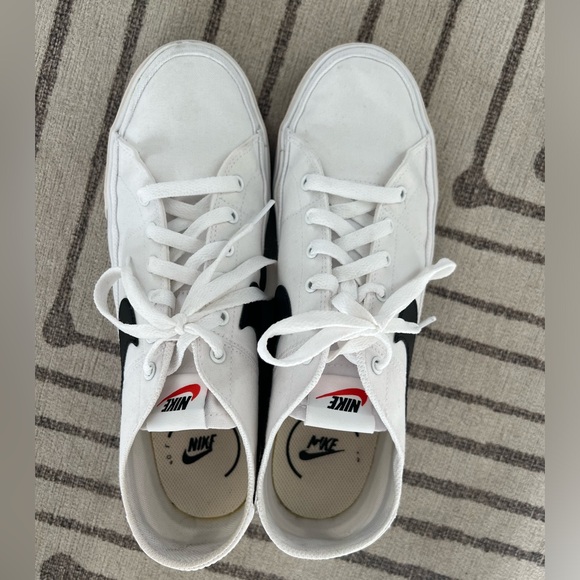 White and black Nike’s - Picture 3 of 5